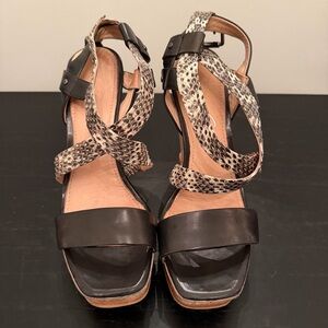 Kenneth Cole Black/White Wedges